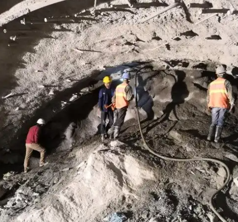 松北隧道拱顶带模注浆料，微膨胀注浆料的特点及施工工艺